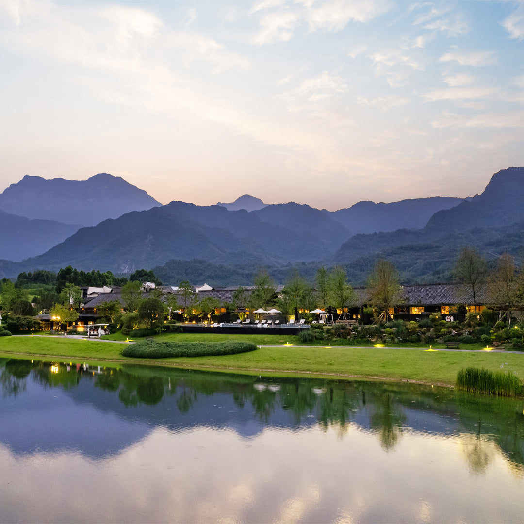 【Exclusive Car & Guide Services】2-Day UNESCO Heritage Escape: : Mount Emei and Leshan Giant Buddha & Hot Springs Resort（Chengdu Round Trip Packages）